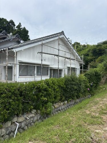 掛川市F様邸の羽目トタン外壁に錆止めを塗布した様子