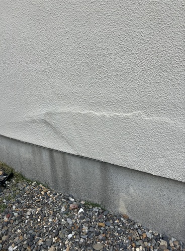 掛川市A様邸のモルタル外壁下部に見られた浮きと膨れ