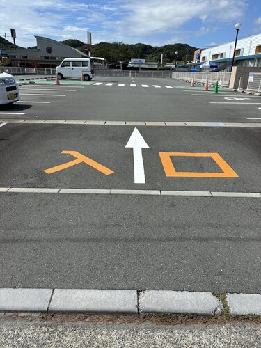 掛川市の駐車場文字塗装｜保育園の入口・出口を分かりやすく整備
