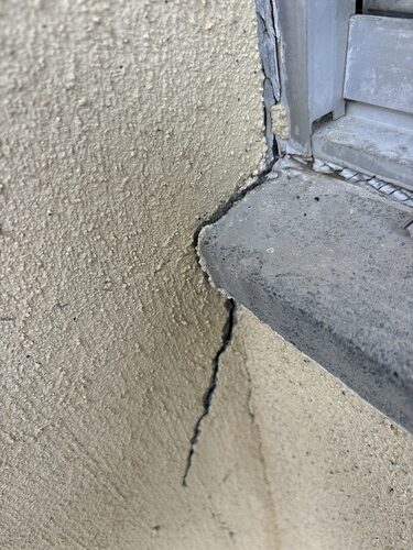 掛川市でRC造事務所を現地調査｜サッシまわりのひび割れと塗膜の膨れ