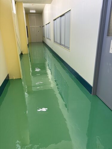 掛川市の工場内装塗装｜床・天井・鉄骨柱の下地処理から完成まで