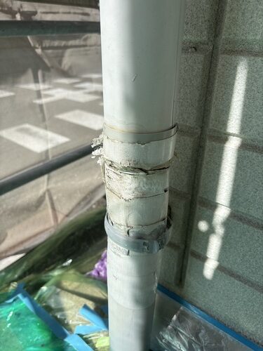 【菊川市】外壁塗装前の養生と縦樋補修を行いました｜塩ビ製縦樋の劣化交換事例