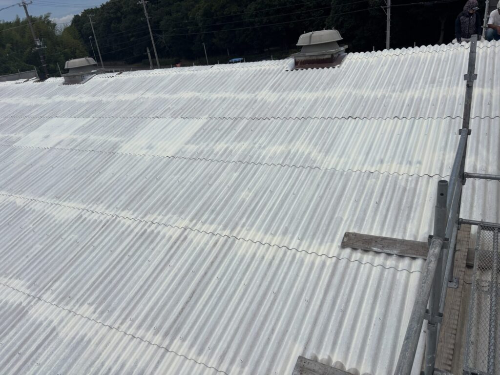 掛川市工場のスレート屋根 シーラー塗布後の様子