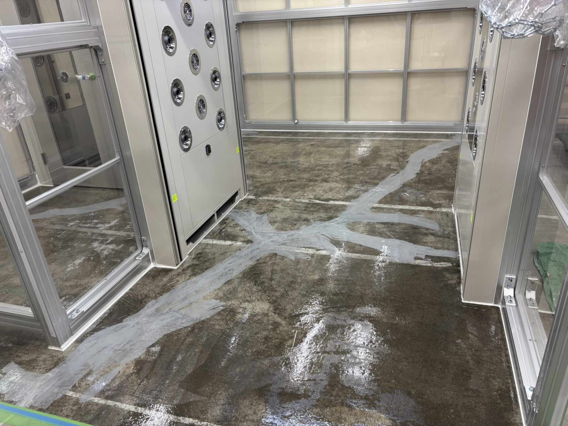 床塗装前 パテ処理後にシーラーを塗布している様子②