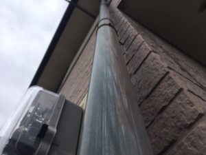 掛川市T様邸 雨樋(縦樋)の色あせと汚れの劣化状況